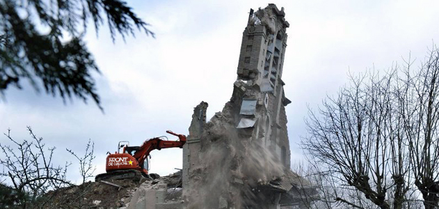 Eglise démolition destruction pelleteuse
