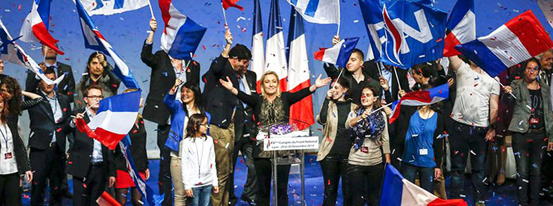 Discours de cloture de Marine le Pen avec des drapeaux FN et des drapeaux bleu blanc rouge