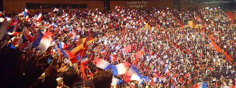 Les drapeaux bleu blanc rouges se lèvent pour acclamer Marine Le Pen